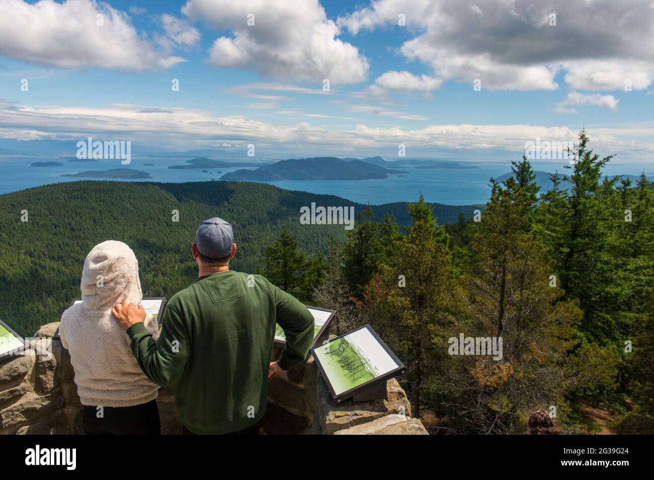 Le persone che godono della vista delle isole San Juan dalla cima del Monte Constitution nel Moran state Park sull'isola di Orcas, isole San Juan a Washi Foto Stock
