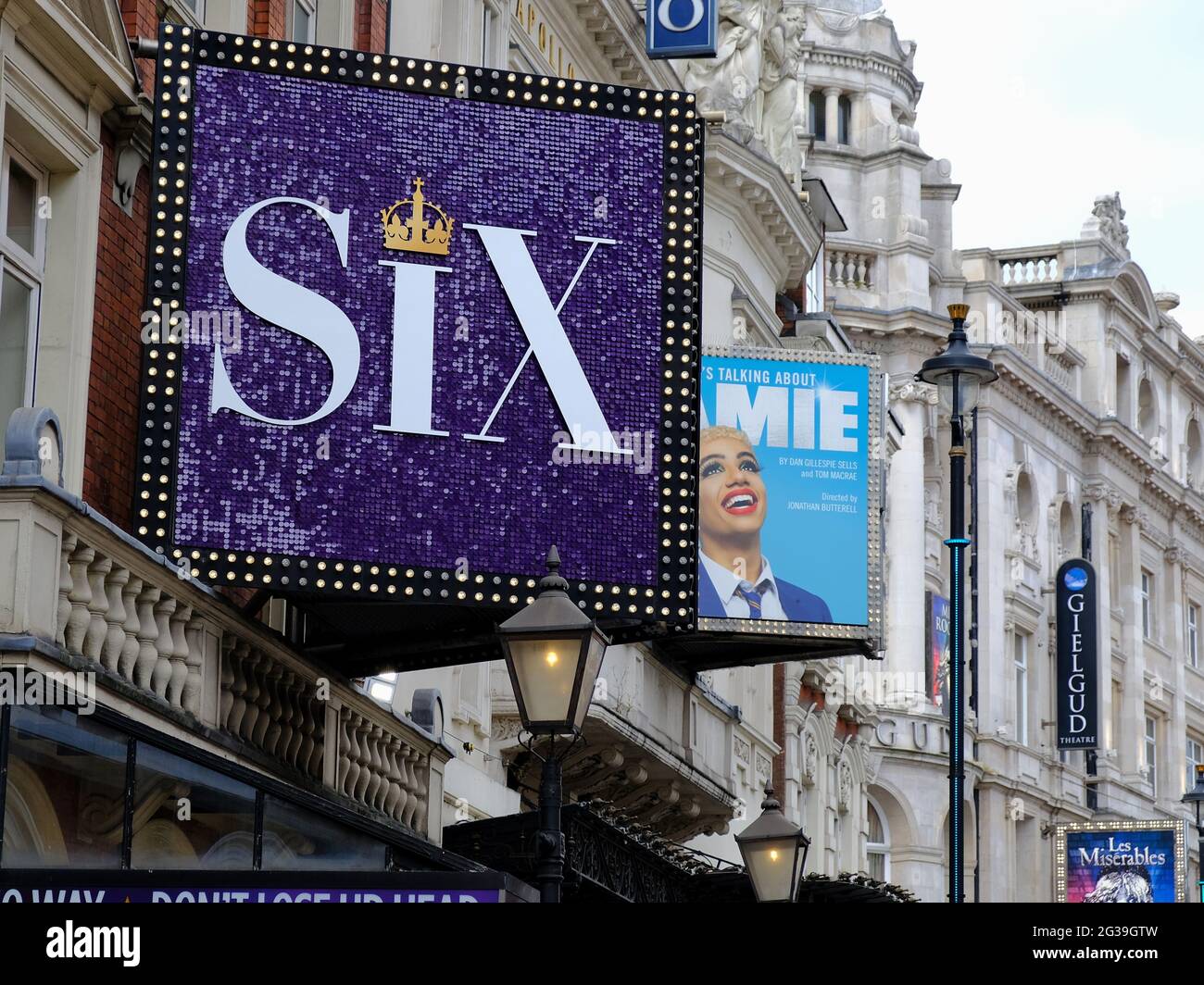 Le tavole pubblicitarie per i musical Six, Jamie e Les Miserables si trovano all'esterno dei teatri di Shaftesbury Avenue, mentre l'industria lotta durante Covid. Foto Stock