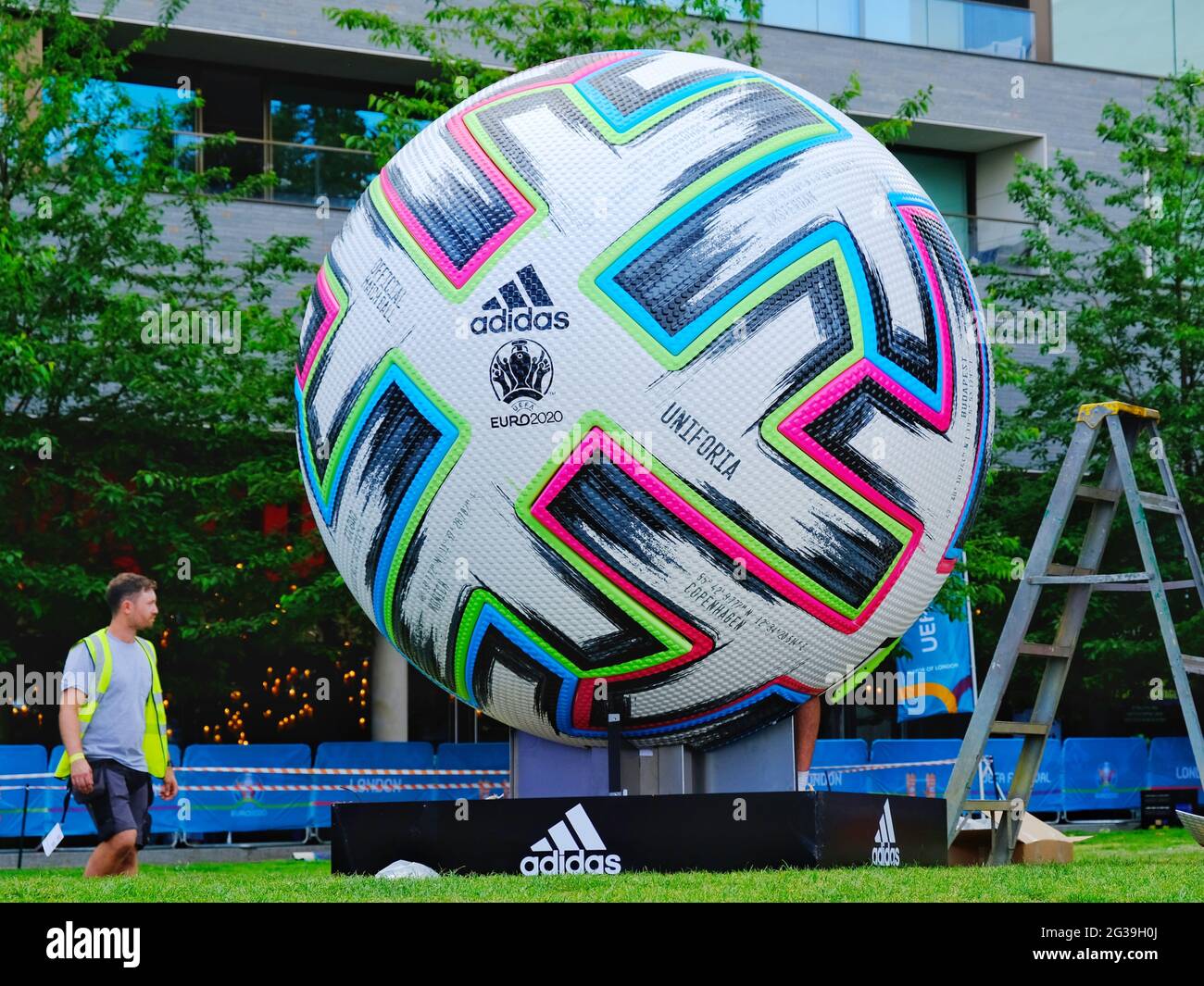Un gigantesco calcio decorativo alla zona dei fan di Potter's Fields Euro 2020. Lo spazio è adatto alle famiglie, mostrando tutte le partite non inglesi. Foto Stock