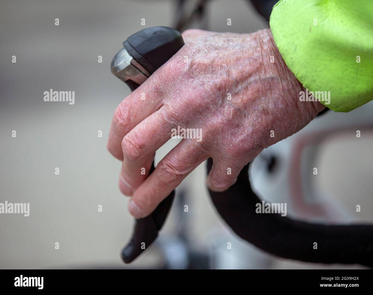 Primo piano di una mano sul freno a mano di una bicicletta Foto Stock