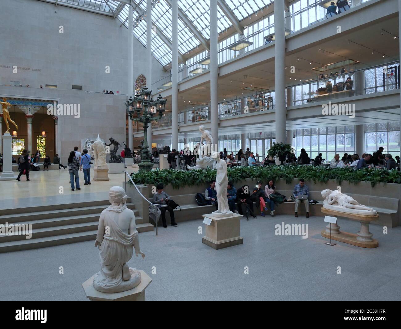 Il Charles Engelhard Court del Metropolitan Museum of Art è un luminoso spazio aperto dove i visitatori possono rilassarsi mentre si mescolano con l'arte americana Foto Stock