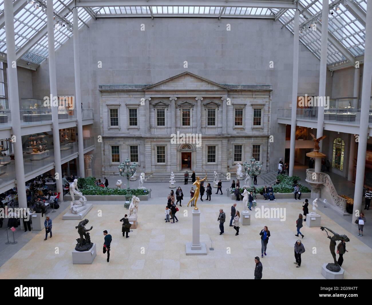 Il Charles Engelhard Court del Metropolitan Museum of Art è un luminoso spazio aperto dove i visitatori possono rilassarsi mentre si mescolano con l'arte americana Foto Stock