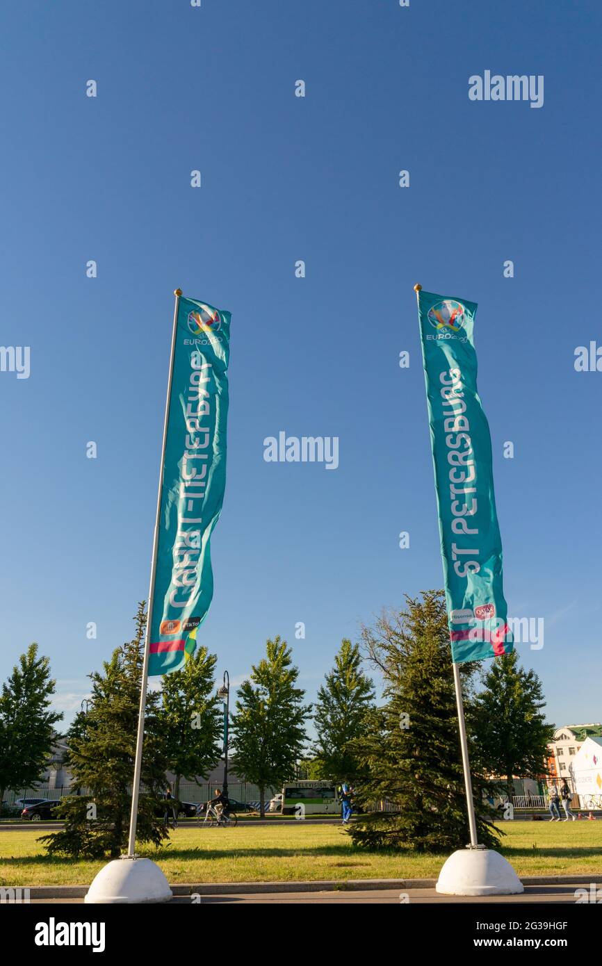 Bandiere che annunciano il Campionato europeo UEFA 2020 a San Pietroburgo, Russia Foto Stock