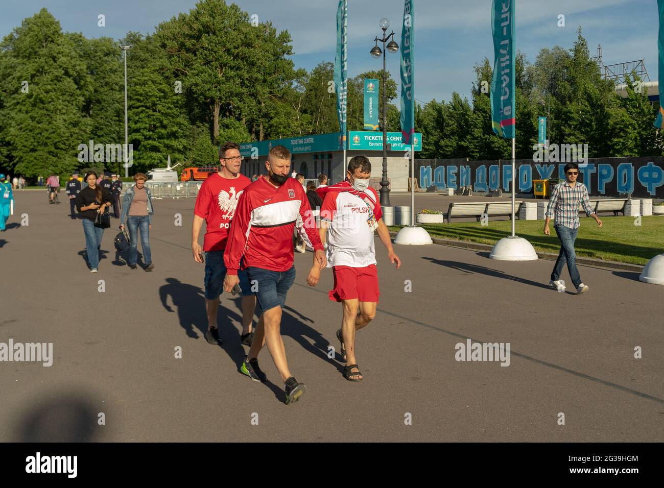 I tifosi della squadra di calcio polacca che camminano verso una partita tra Polonia e Slovacchia il 13 giugno, San Pietroburgo, Russia Foto Stock
