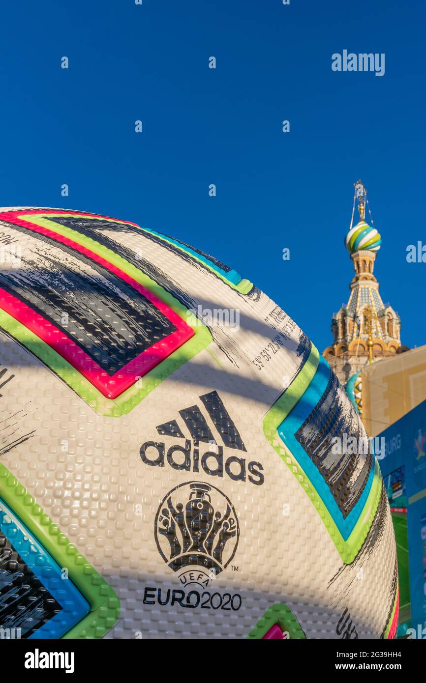 Grande pallone ufficiale del campionato euro uefa 2020 ambientato in una zona fan nel centro storico di San Pietroburgo, Russia Foto Stock