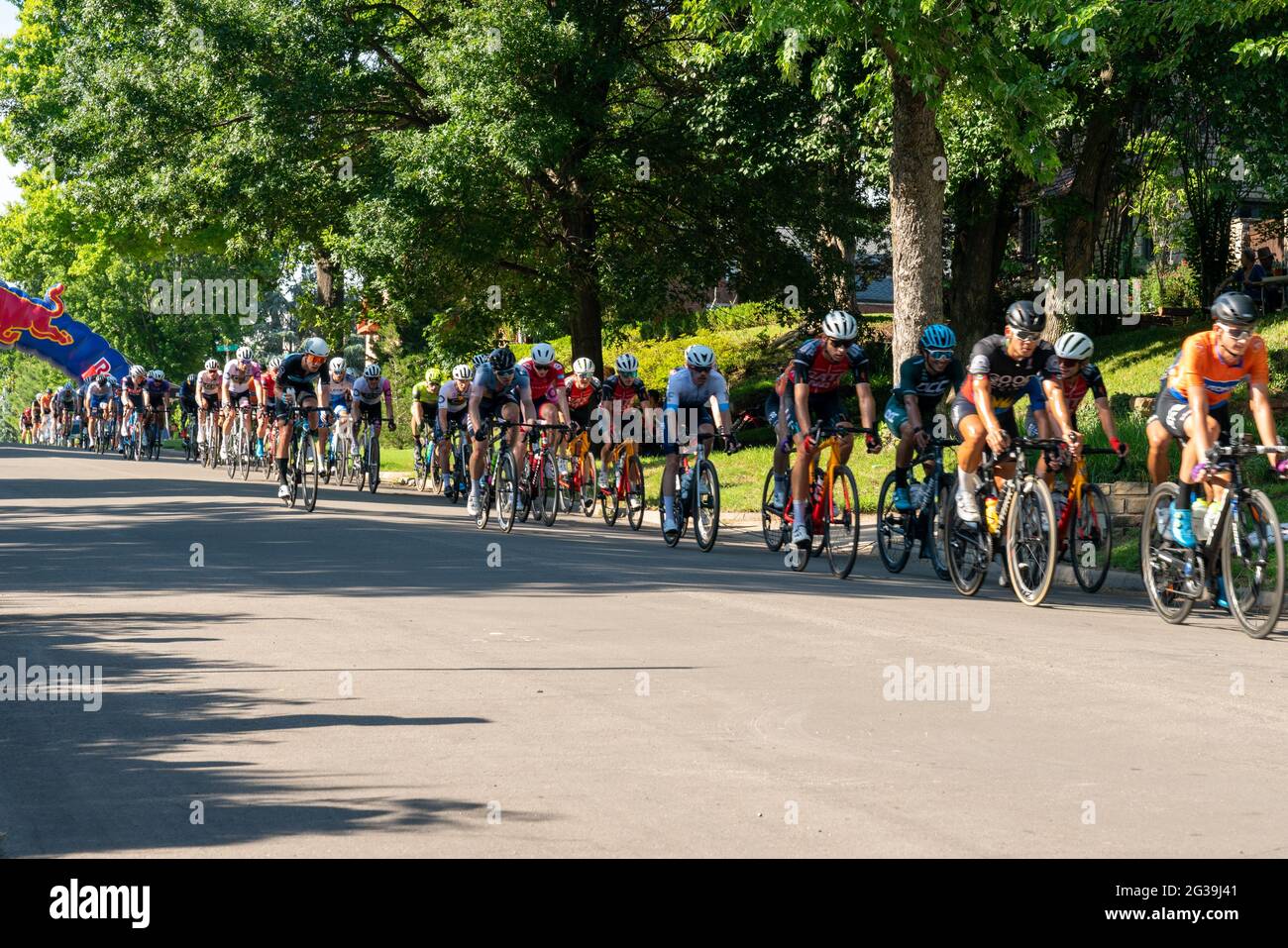 Gara ciclistica dura di Tulsa su Crybaby Hill, domenica 2021 Foto Stock
