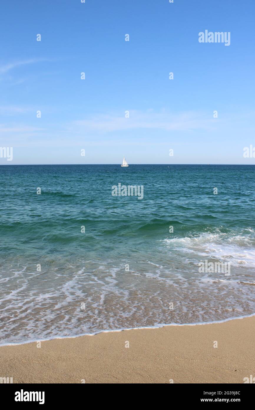 Vista sul mare della barca a vela bianca solita in acqua aperta Foto Stock