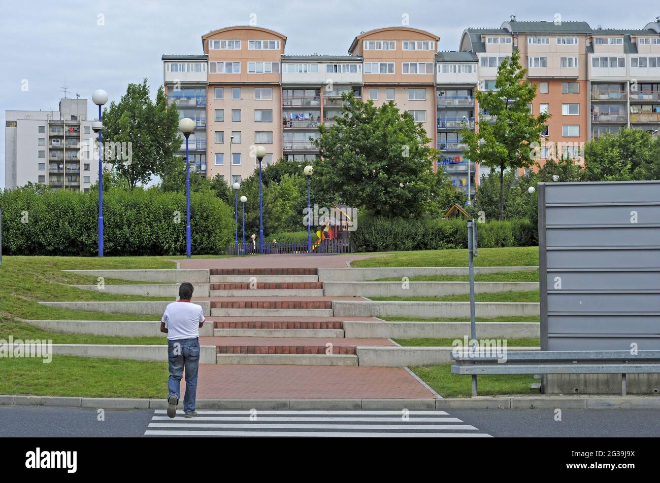 PRAGA, REPUBBLICA CECA - Giugno 23, 2010: Moderni edifici di appartamenti a Letnany, un sobborgo di Praga con ampie aree pubbliche intorno agli edifici. Tak Foto Stock