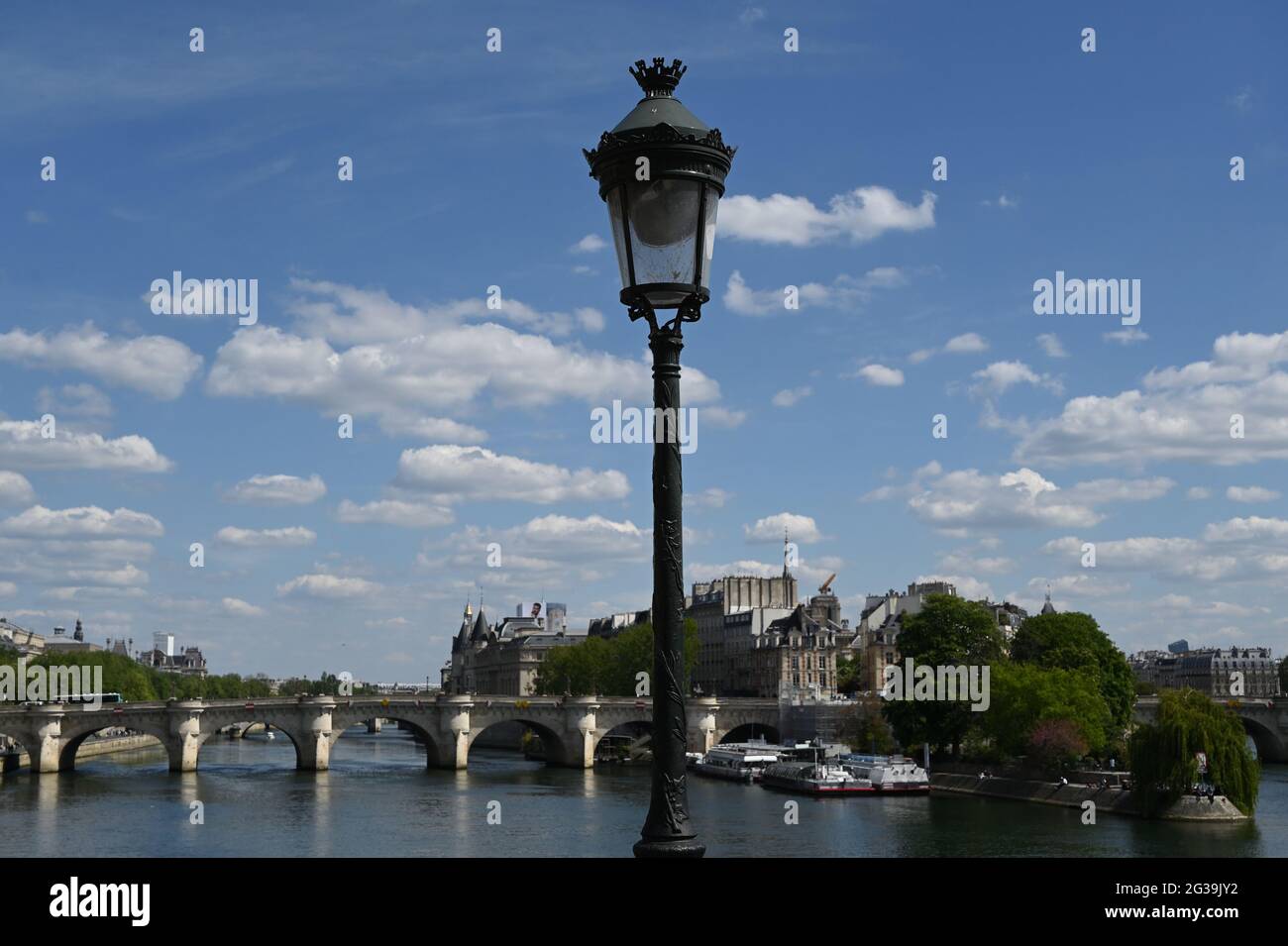 Lanterna vintage su un ponte parigino. Parigi, Francia Foto Stock