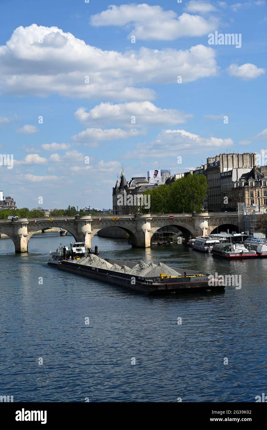 PARIGI, FRANCIA - 08 maggio 2021: Parigi, Francia, 8 maggio 2021: Ponte sulla Senna. Un'enorme chiatta passa sotto la brige. Foto Stock