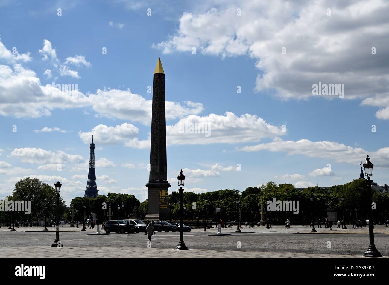 PARIGI, FRANCIA - 08 maggio 2021: Parigi, Francia, 8 maggio 2021 : Vista dell'Obelisco in primo piano Foto Stock