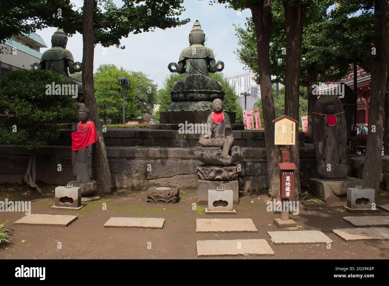 Statue buddiste giapponesi al tempio senso-ji Foto Stock