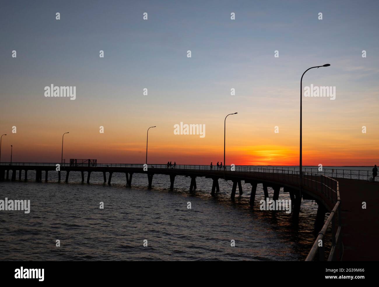 Derby Wharf al tramonto con cielo blu e arancione nella regione di Kimberly dell'Australia Occidentale con spazio copia. Foto Stock