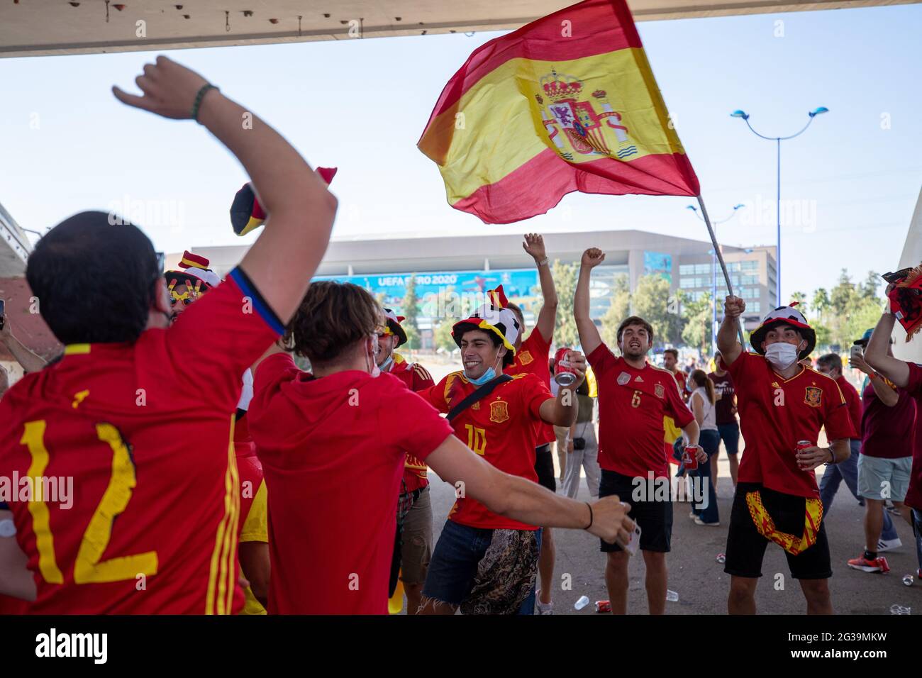 Siviglia, Spagna. 14 Giugno 2021. I fan della Spagna si rallegrano per la loro squadra prima della partita del Campionato UEFA Euro 2020 Gruppo e tra Spagna e Svezia a Siviglia, Spagna, 14 giugno 2021. Credit: Joan Gosa/Xinhua/Alamy Live News Foto Stock