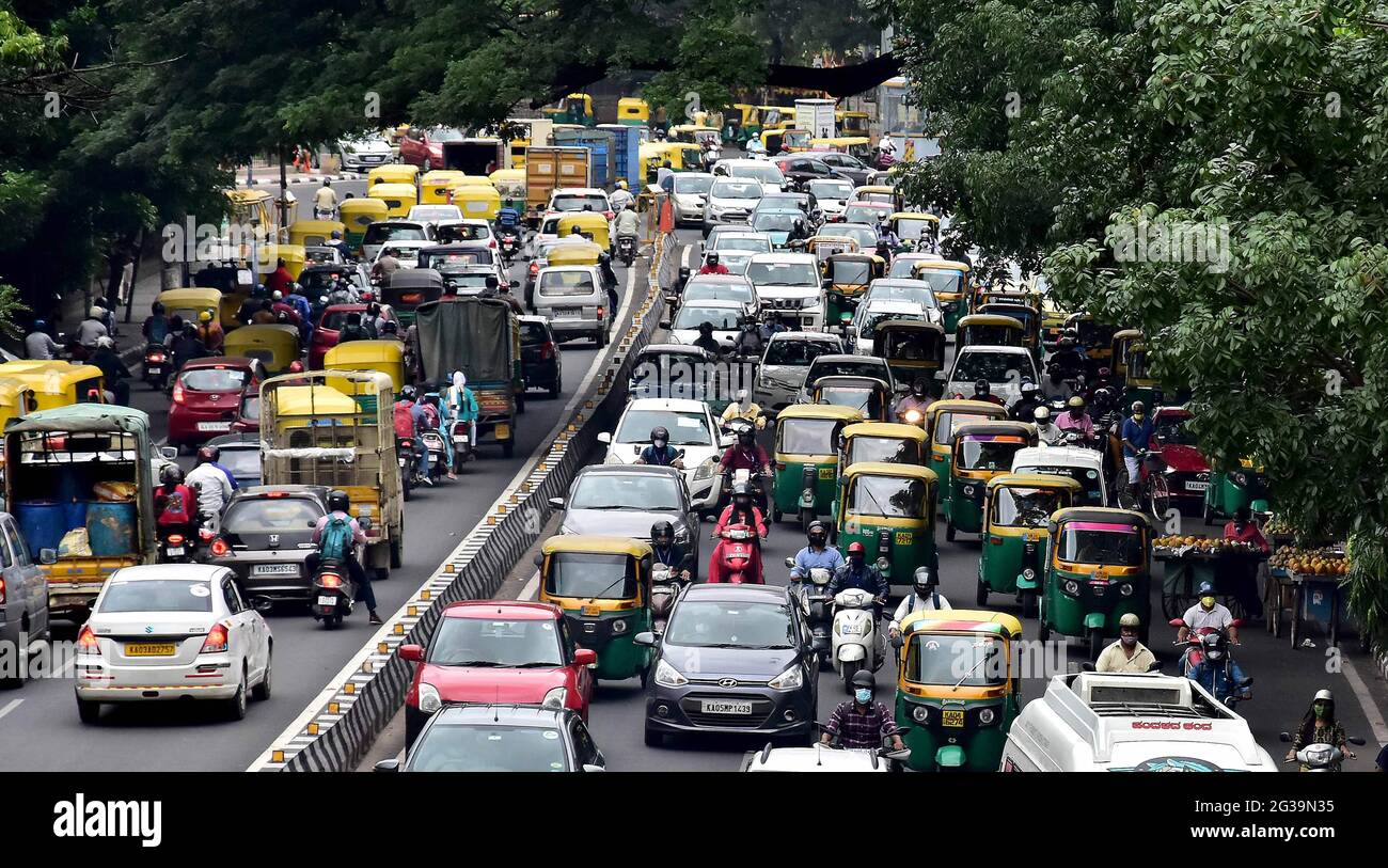 Bangalore. 14 Giugno 2021. La foto scattata il 14 giugno 2021 mostra gli ingorghi del traffico mentre il governo di Stato di Karnataka alleviò le restrizioni COVID-19 a Bangalore, India. Il governo dello Stato di Karnataka ha attenuato le restrizioni per i servizi essenziali. Credit: Sr/Xinhua/Alamy Live News Foto Stock