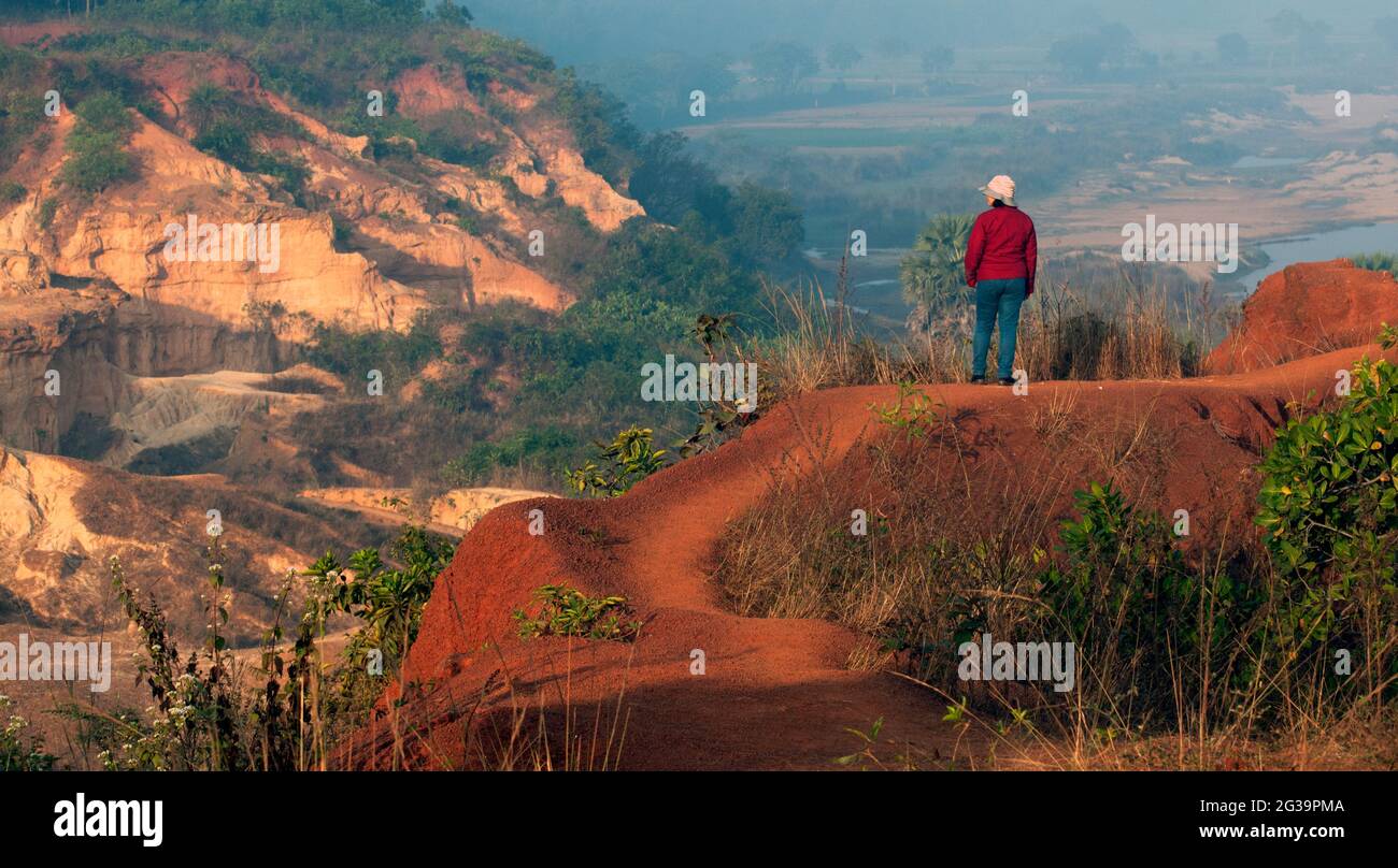 Un viaggiatore in piedi sulla scogliera nel canyon di Gongoni a Medinipur (Midnapore) nel Bengala Occidentale, India Foto Stock