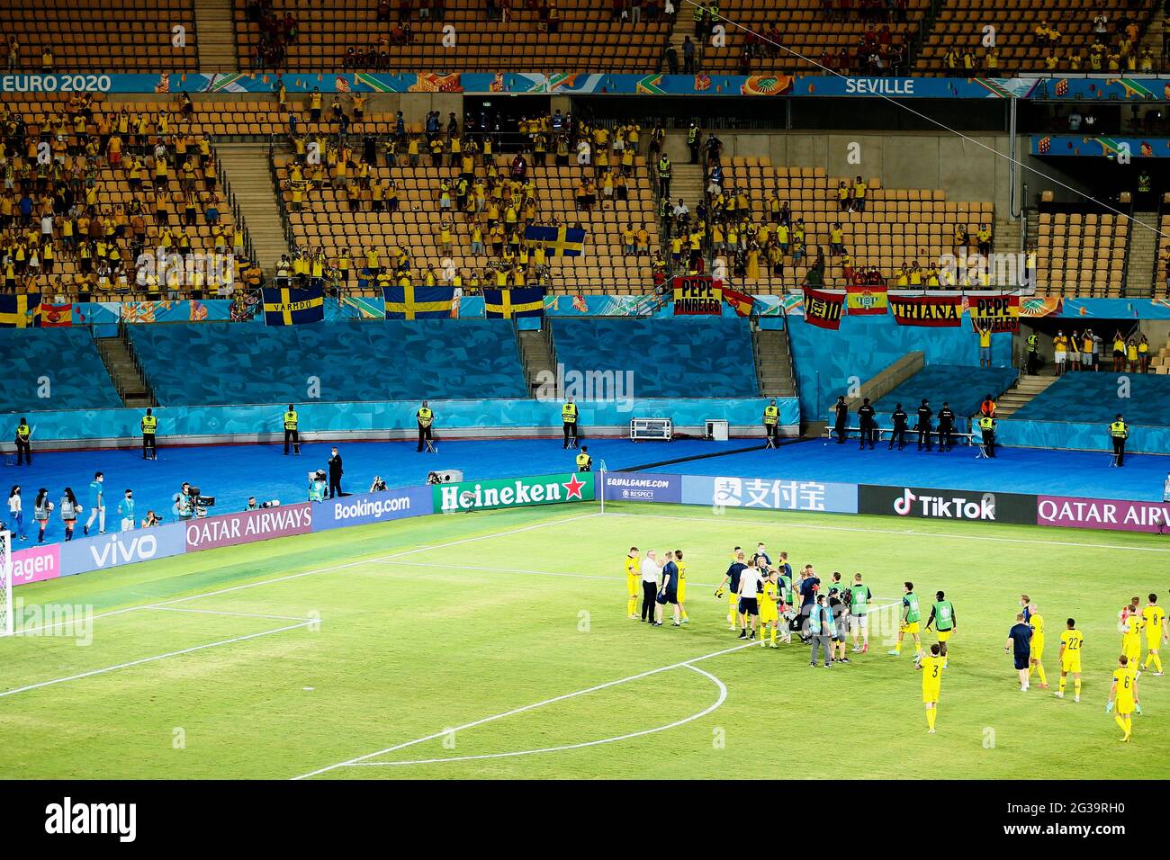 Siviglia, Spagna. 14 Giugno 2021. Squadra svedese e tifosi Calcio : Vista generale dei giocatori svedesi sono allietati dai loro tifosi di casa dopo UEFA Euro 2020 Gruppo e partita tra Spagna 0-0 Svezia allo stadio la Cartuja di Siviglia, Spagna . Credit: Mutsu Kawamori/AFLO/Alamy Live News Foto Stock