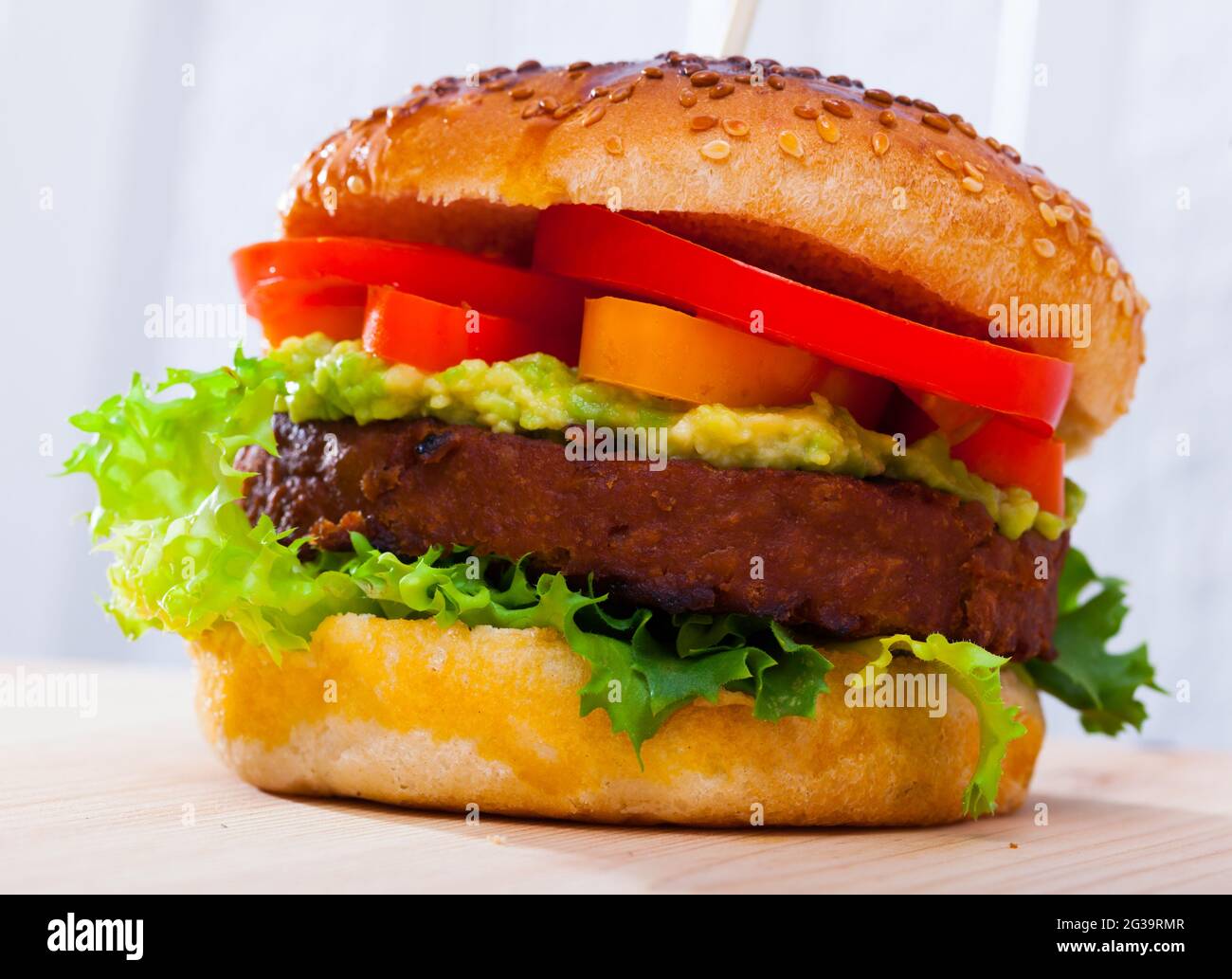 Hamburger vegetariano con rissola di soia Foto Stock