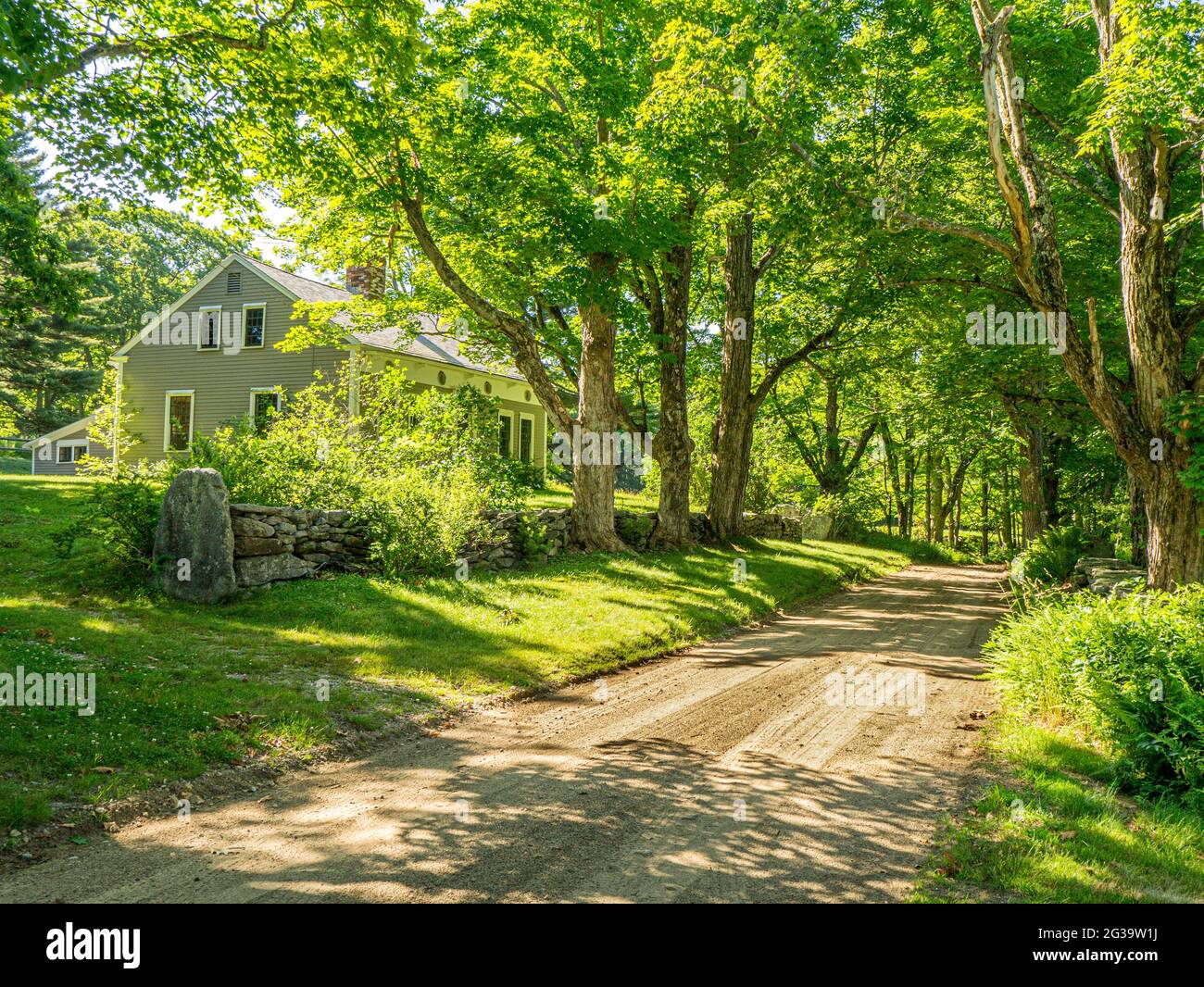 Una vecchia casa su una strada sterrata a Petersham, Massachusetts Foto Stock