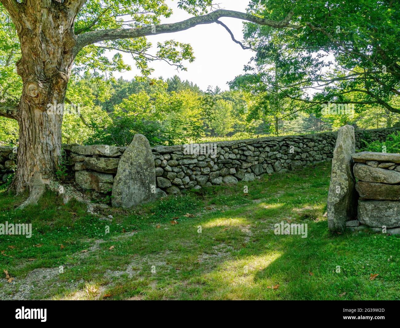 Una vecchia casa su una strada sterrata a Petersham, Massachusetts Foto Stock