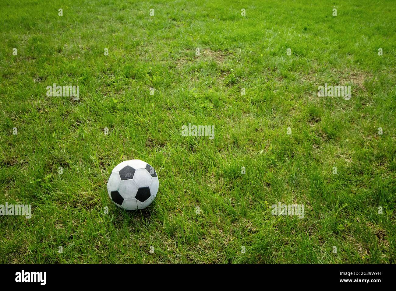 Pallone da calcio su campo verde con grande spazio per le copie. Foto Stock