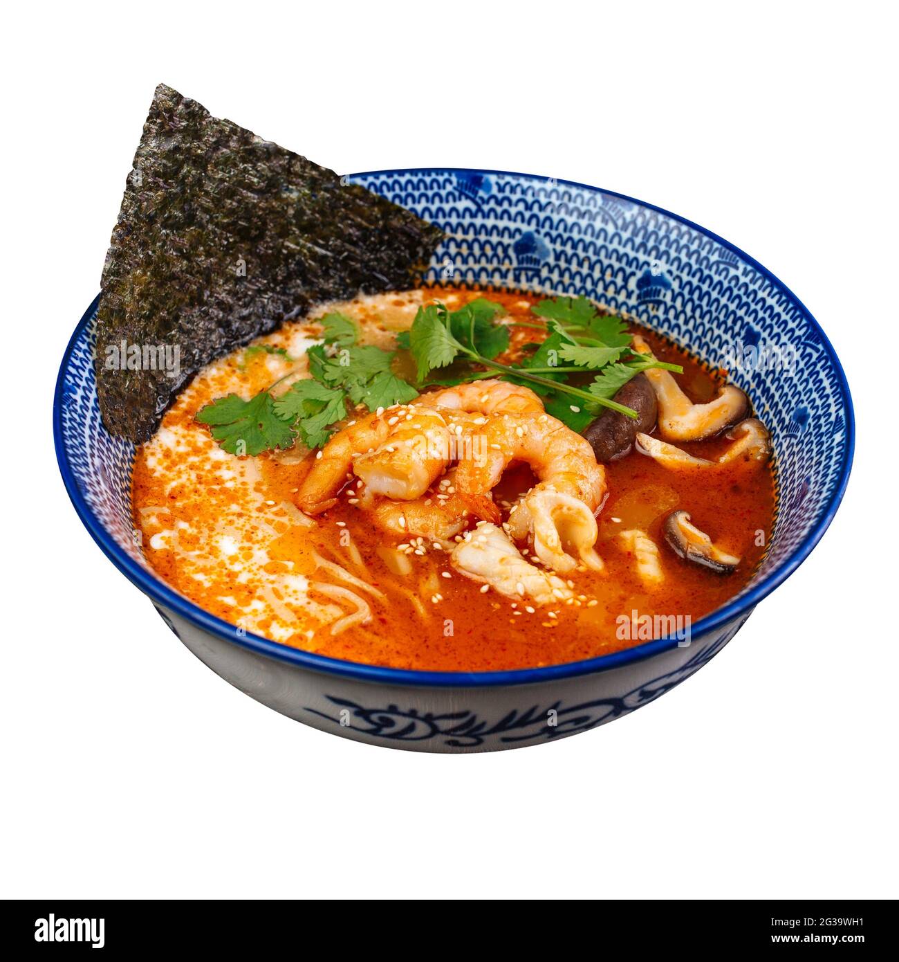Ciotola isolata di ramen piccante di tom yum con gamberi Foto Stock