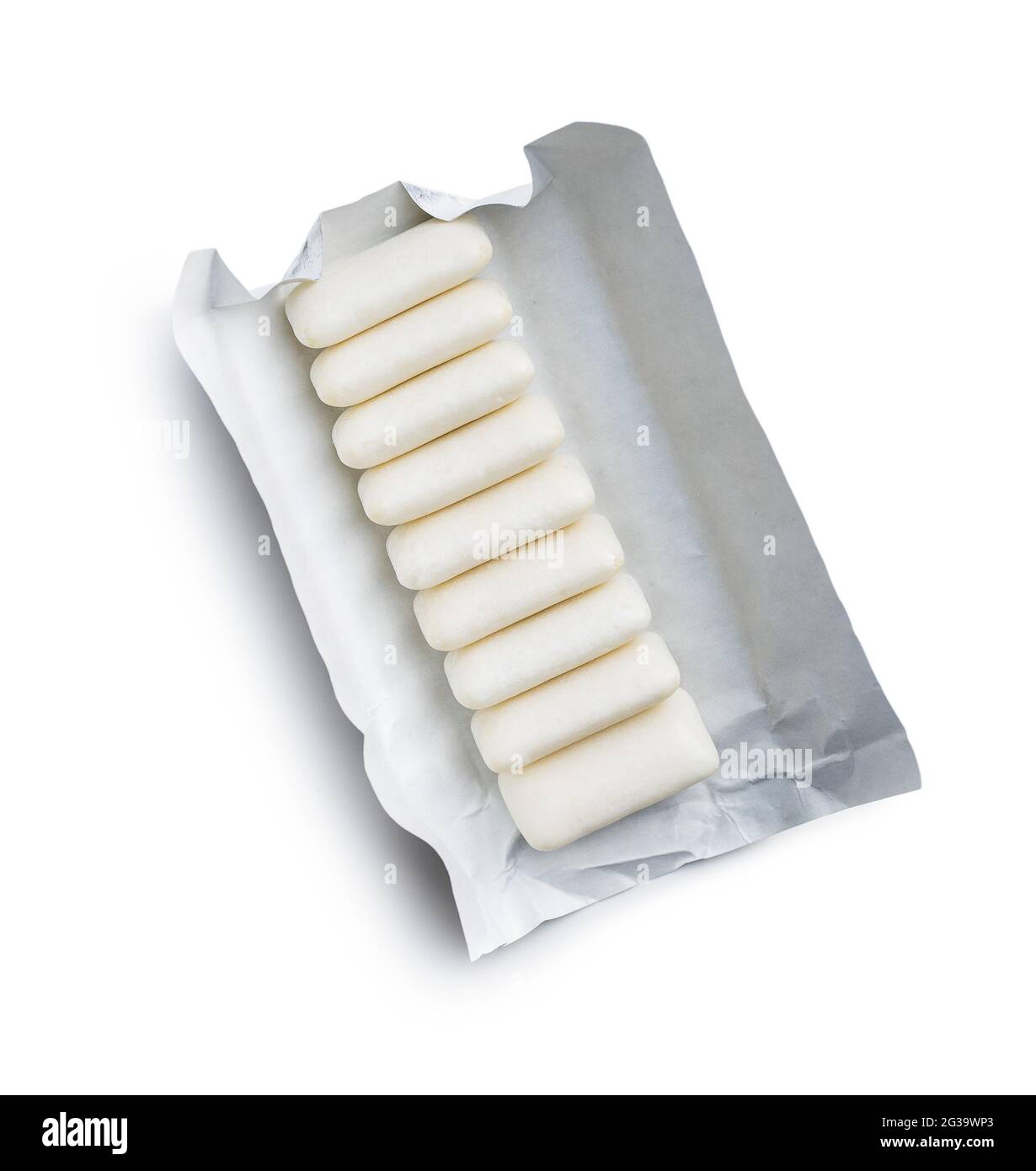 Gomma da masticare menta in confezione di carta isolata su sfondo bianco. Foto Stock