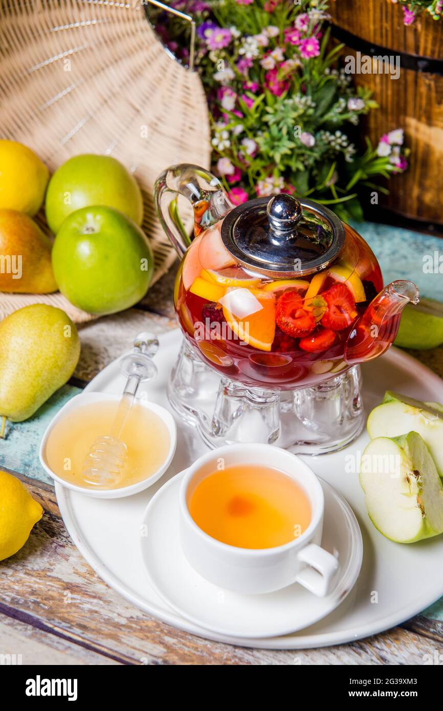 luminoso tè estivo alla frutta sul tavolo del ristorante. Foto Stock