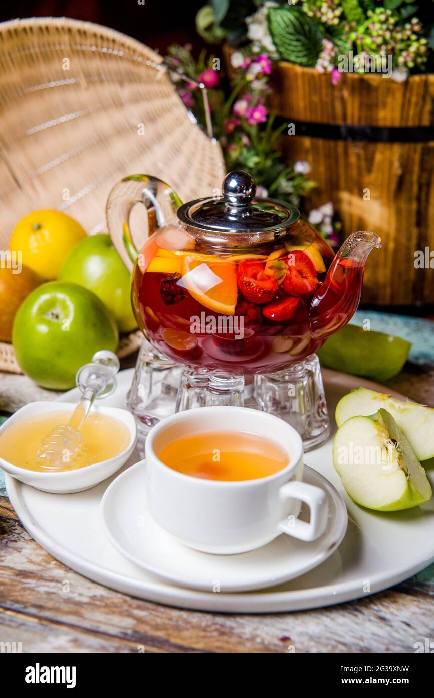 foto del cibo della cerimonia del tè con frutta sul tavolo Foto Stock
