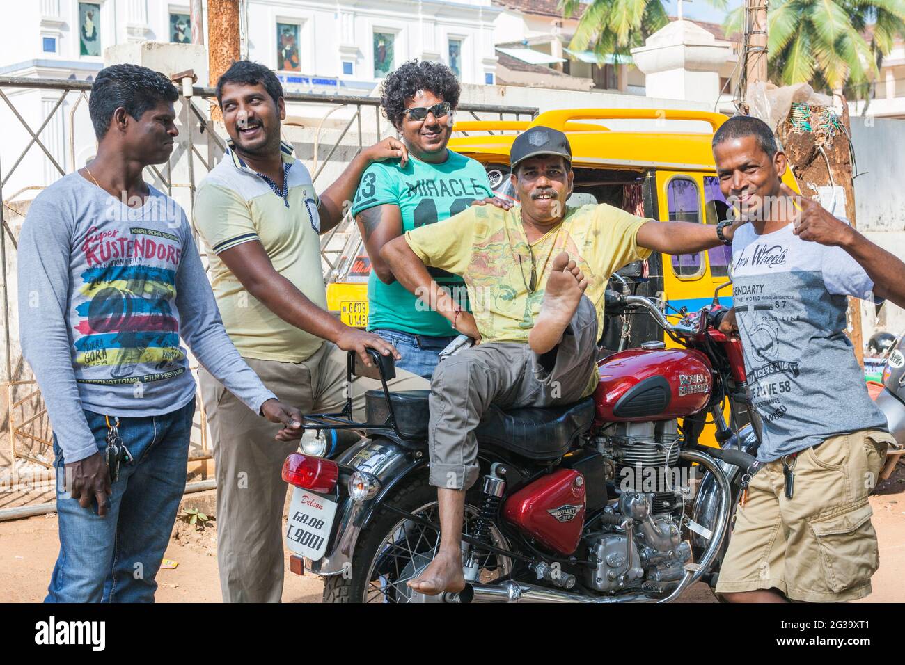 Autisti indiani rickshaw in posa per la fotografia, Agonda, Goa, India Foto Stock