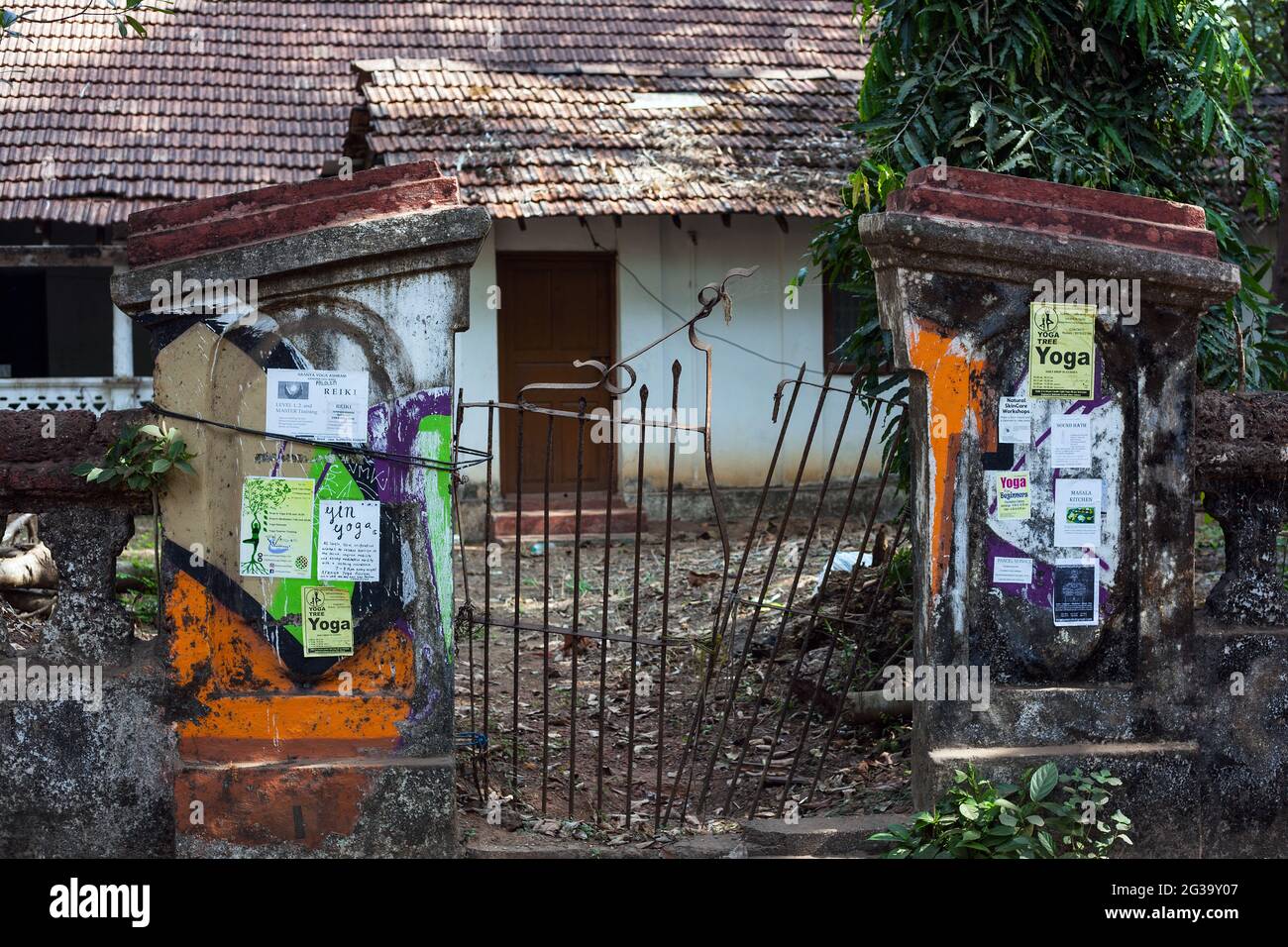 Avvisi intonacati esterni che elencano lezioni di yoga e di cucina, Palolem, Goa, India Foto Stock