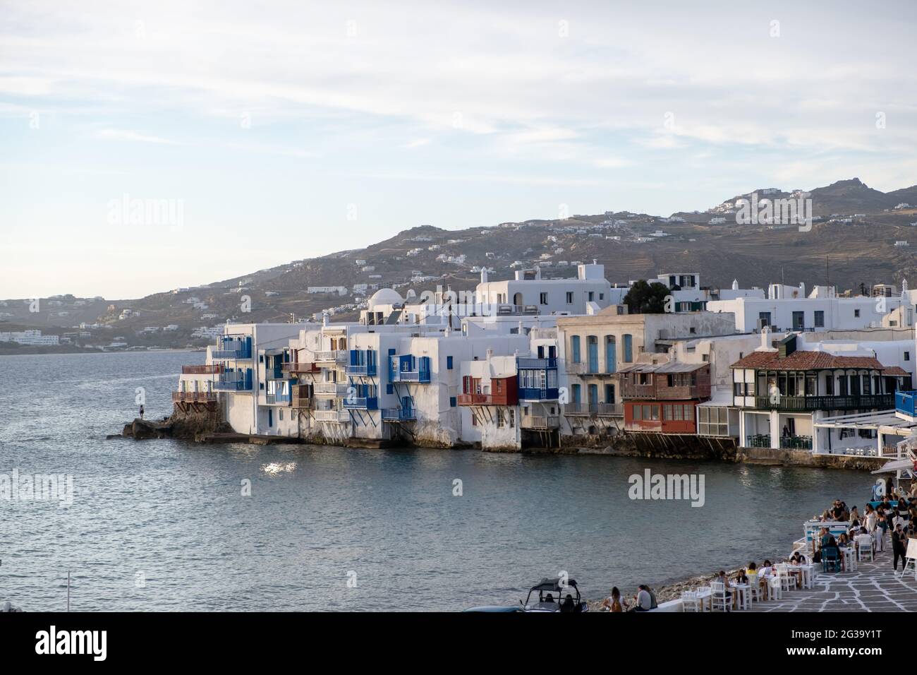 Isola di Mykonos, Cicladi, Grecia. 20 maggio 2021. Famoso concetto di resort cosmopolita greco Little Venice. Case basse tradizionali con balconi sul Foto Stock