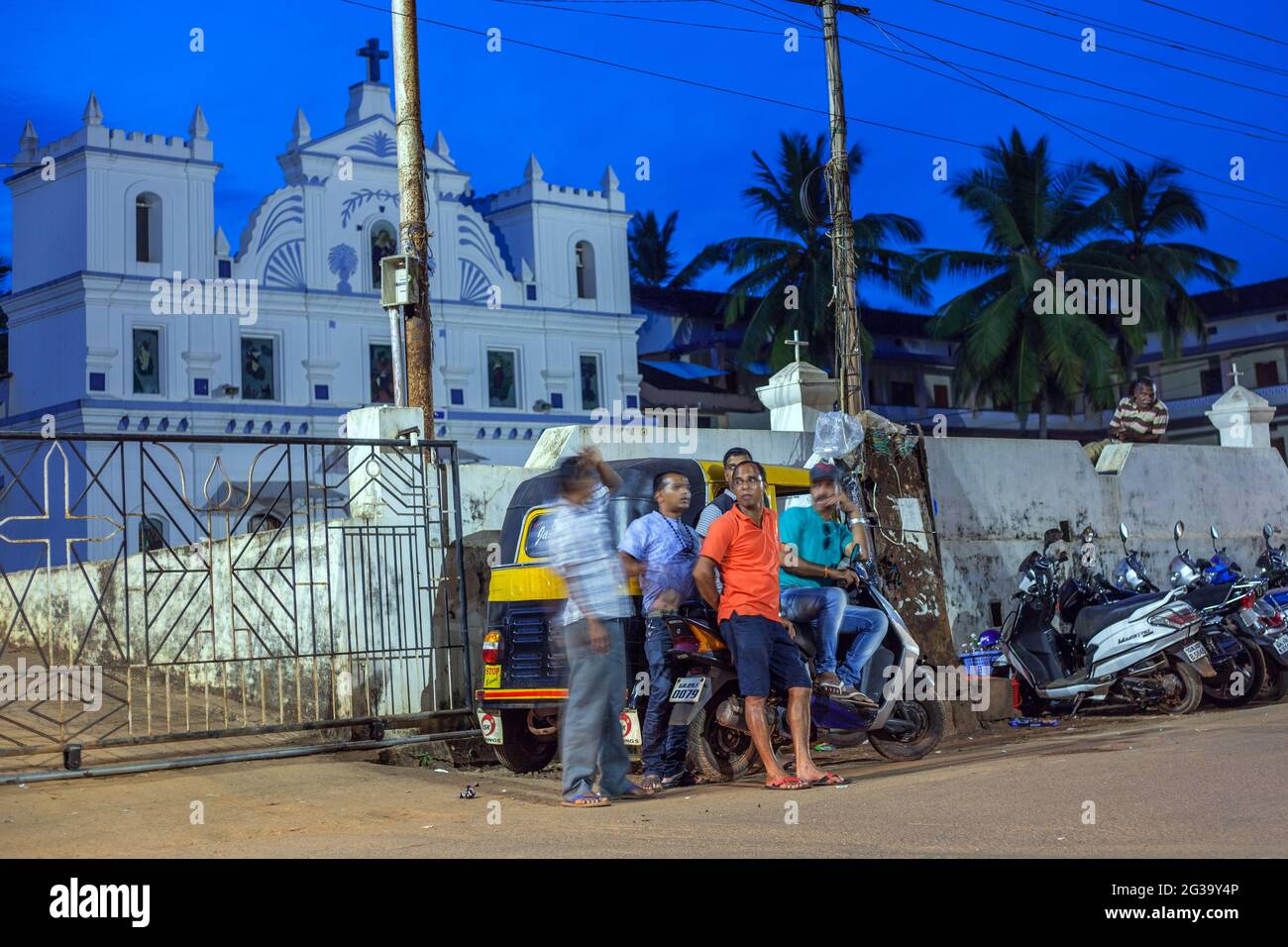Autisti indiani in risciò in attesa di affari fuori della graziosa chiesa cattolica di Sant'Anna, Agonda, Goa, India Foto Stock
