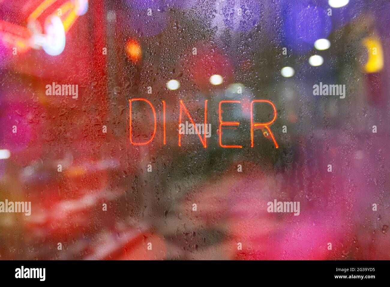 Immagine di sfocatura finestra neon piovosa, Diner Foto Stock