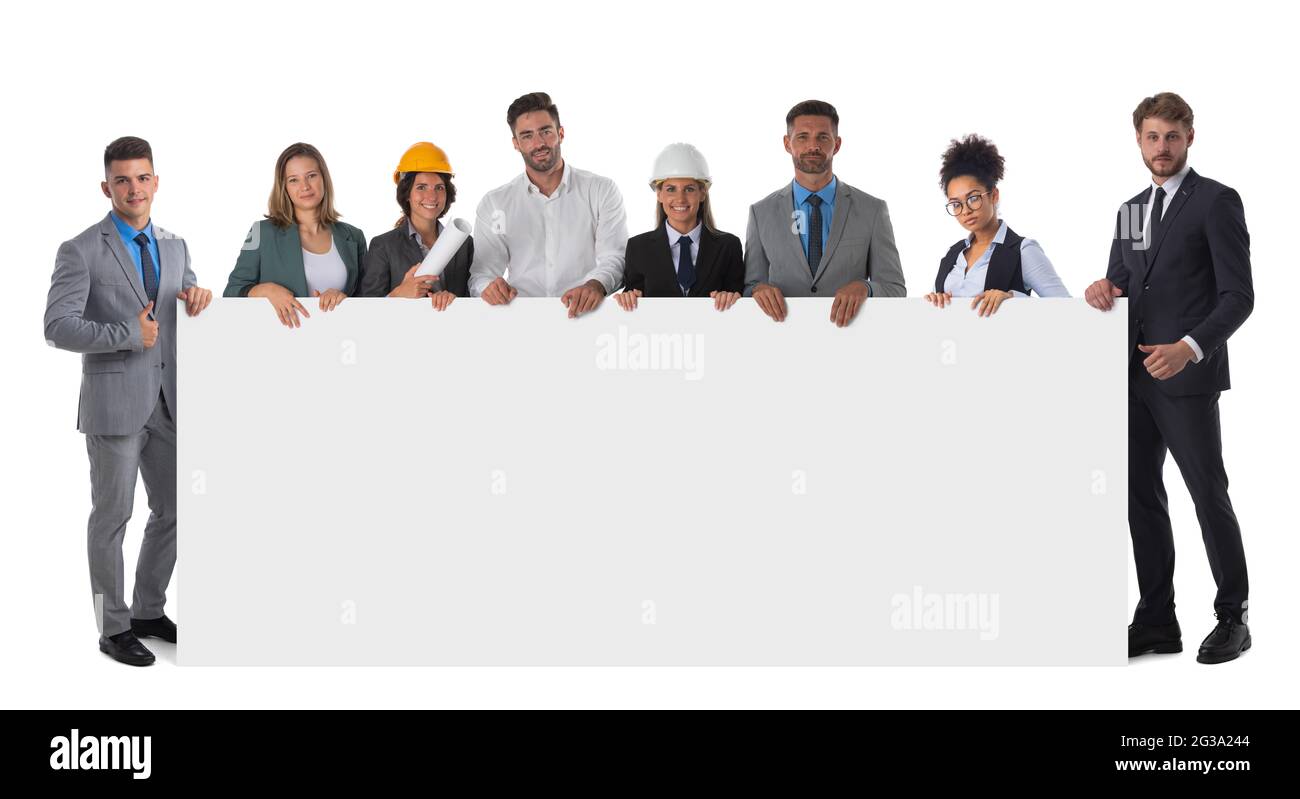 Gruppo di felici architetti multietnici e uomini d'affari che tengono un annuncio banner vuoto isolato su sfondo bianco Foto Stock