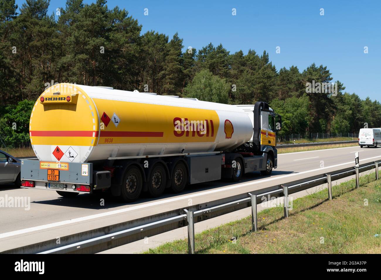 Germania , 14.06.2021 , Freiwalde , A 13 , un autocarro Shell su un'autostrada tedesca Foto Stock