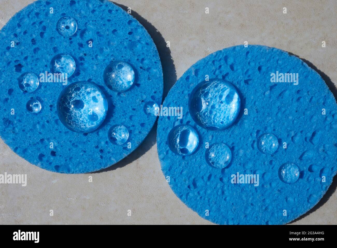 Spugna blu da vicino con gocce d'acqua. Pulizia del viso e make-up Rimozione di Beauty routine Foto Stock