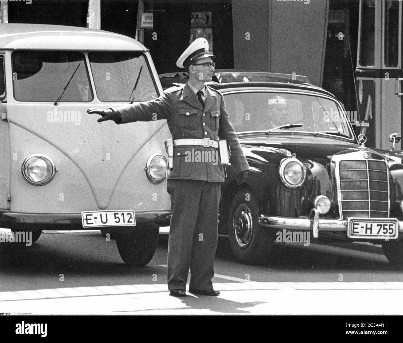 Polizia, Germania, polizia stradale, poliziotto che regola il traffico, Essen, circa 1970, full-length, DIRITTI-AGGIUNTIVI-CLEARANCE-INFO-NON-DISPONIBILE Foto Stock