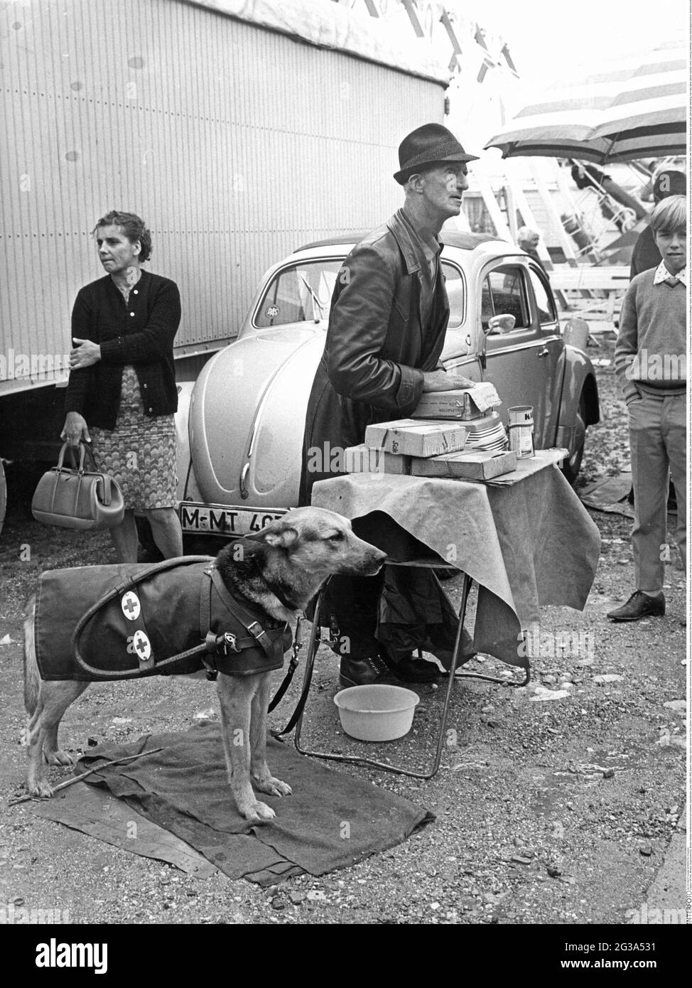 Medicina, oftalmologia, venditore cieco con cane guida su funfair, Vilgertshofen, fine anni '60, Germania, DIRITTI-AGGIUNTIVI-CLEARANCE-INFO-NON-DISPONIBILE Foto Stock