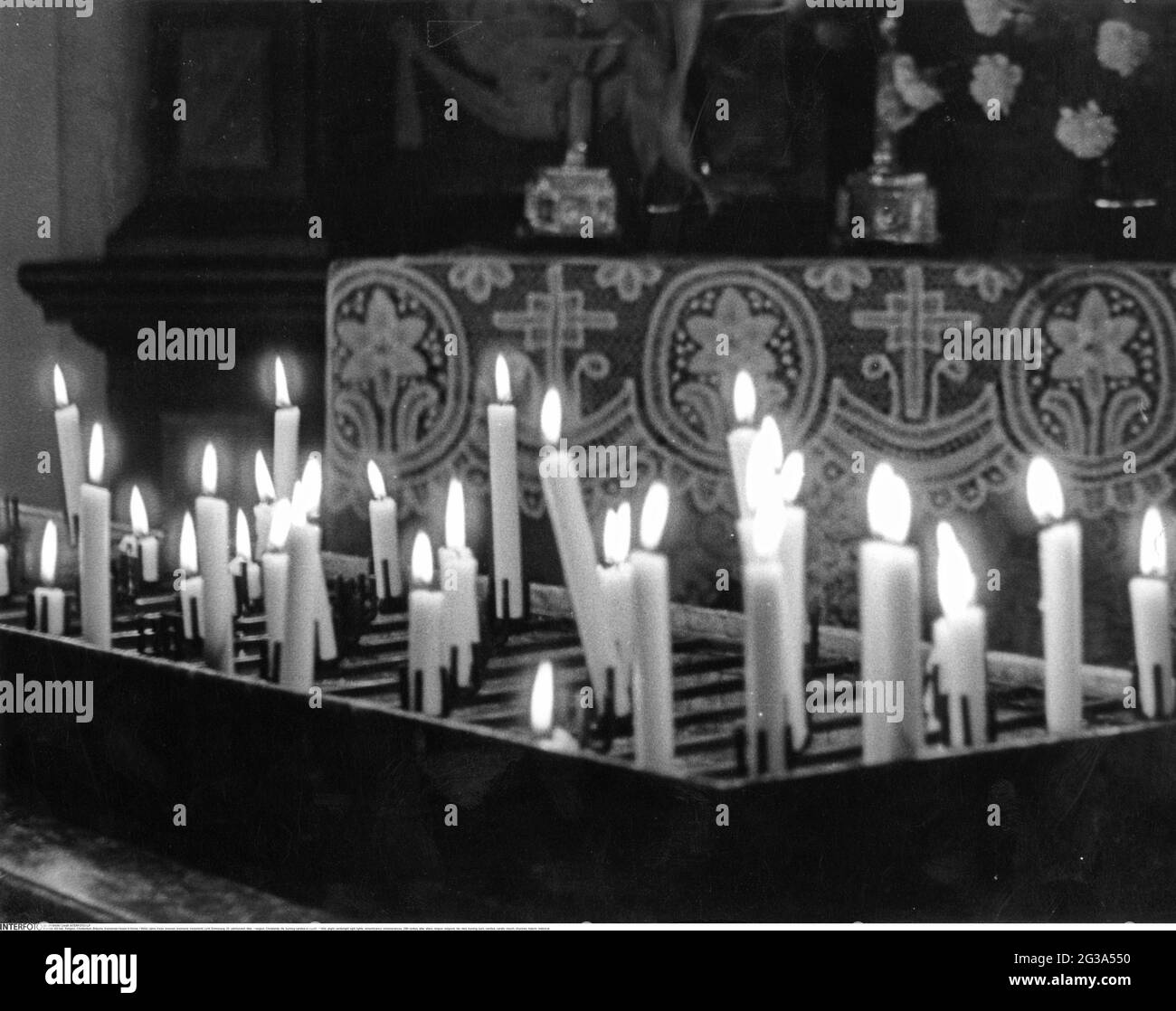 Religione, cristianesimo, rito, candele brucianti in chiesa, anni '60, DIRITTI AGGIUNTIVI-CLEARANCE-INFO-NON-DISPONIBILE Foto Stock