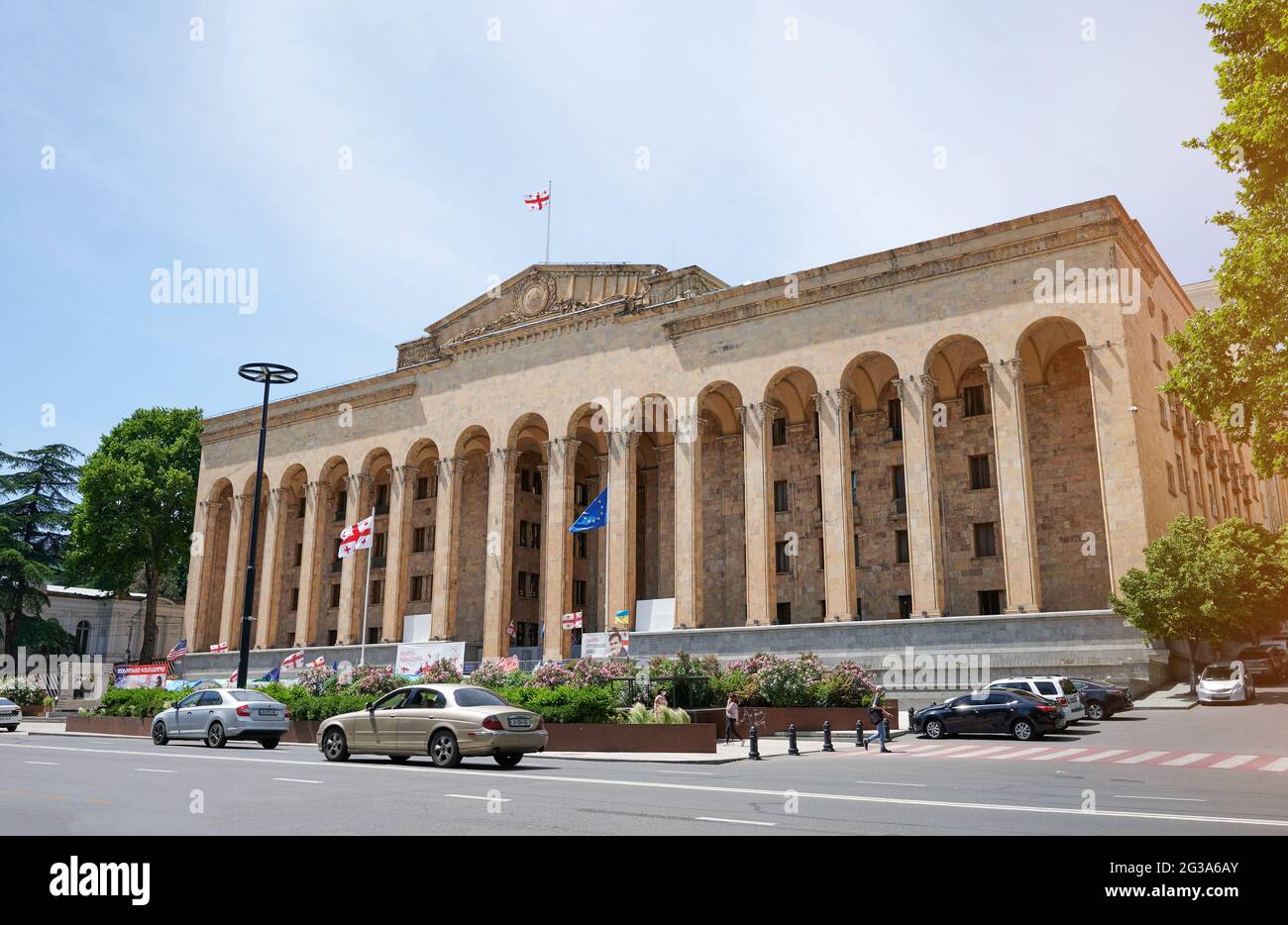 New york, USA - 26 maggio 2021: Edificio del governo della Georgia a Tbilisi con bandiere nel giorno di sole luminoso Foto Stock