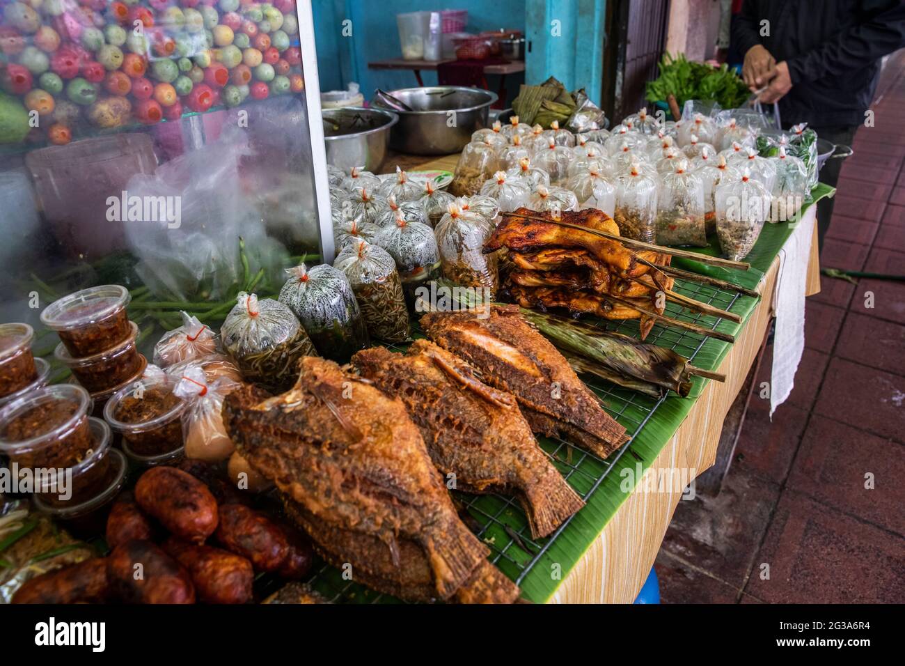 Una pletora di cibi di strada thailandesi preparati attendono i clienti in questo ristorante robusto nel quartiere Bangrak di Bangkok, Thailandia. Foto Stock
