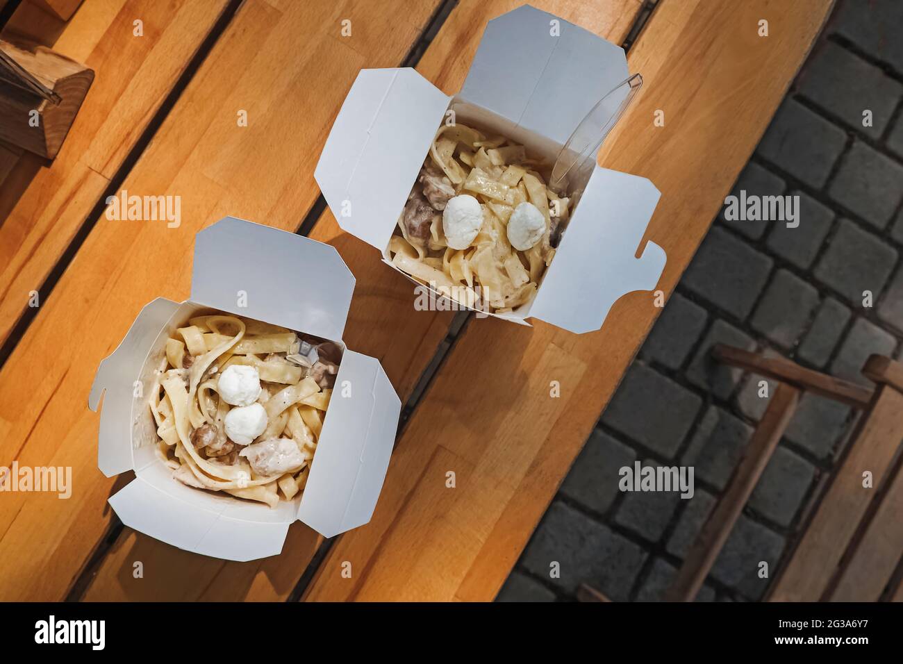 Tagliatelle con funghi una scatola di carta Foto Stock