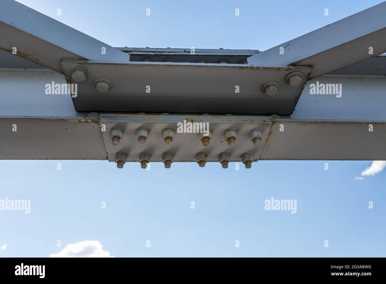 struttura in acciaio ferro di ponte su fondo blu cielo. strutture metalliche ponte, telai, bulloni e dadi Foto Stock