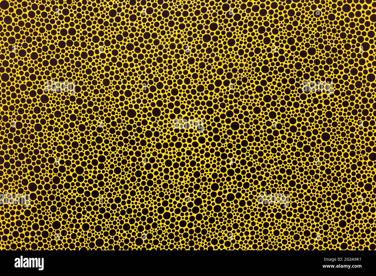 Primo piano dei punti neri di Yayoi Kusama su sfondo giallo della galleria Victoria Miro nel 2016, Londra, Regno Unito Foto Stock