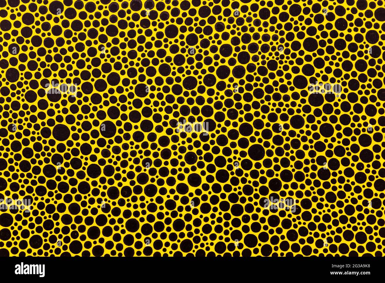 Primo piano dei punti neri di Yayoi Kusama su sfondo giallo della galleria Victoria Miro nel 2016, Londra, Regno Unito Foto Stock