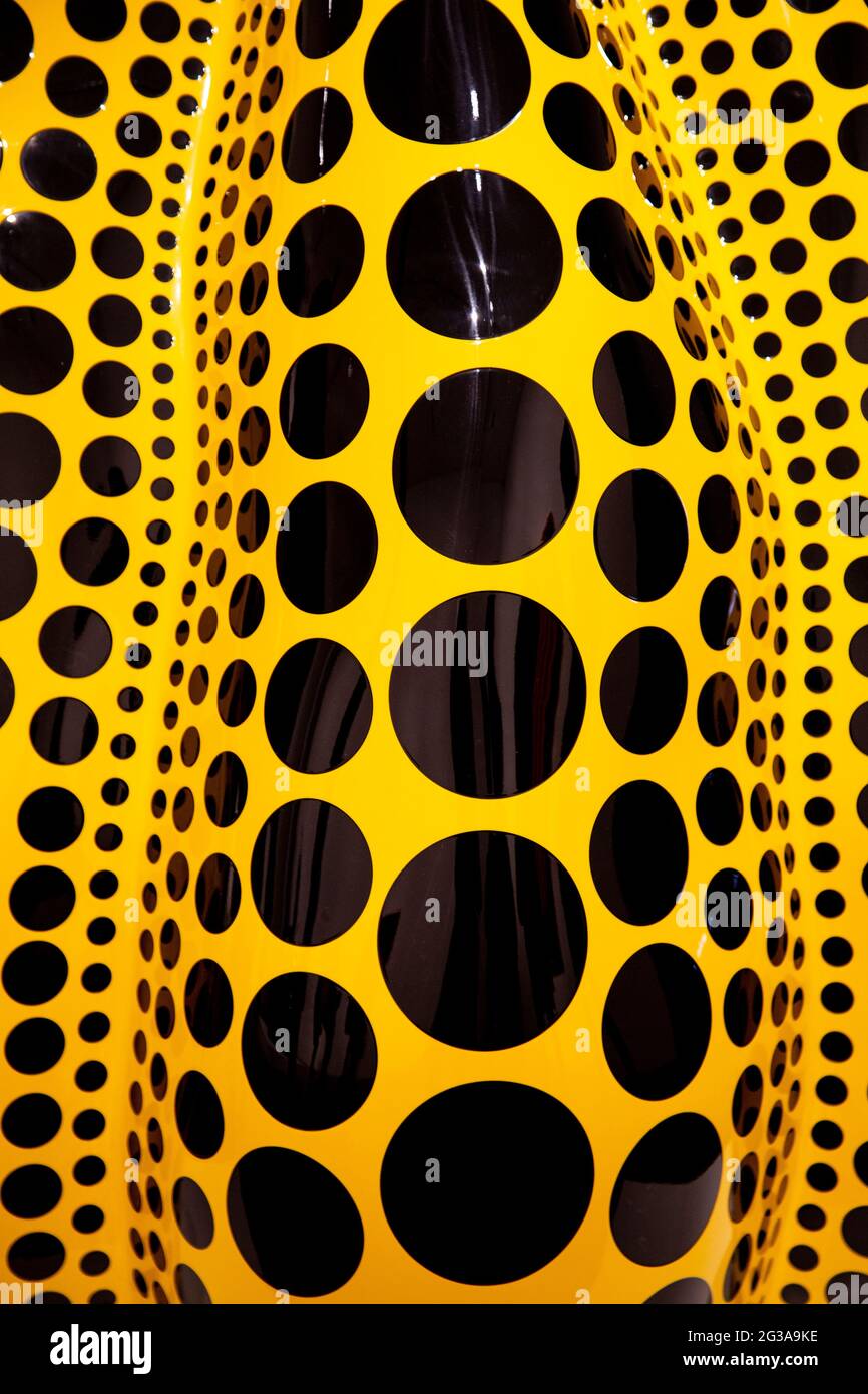 23 luglio 2016 - primo piano di zucca gialla con scultura a punti neri, mostra Yayoi Kusama alla galleria d'arte Victoria Miro a Londra, Regno Unito Foto Stock