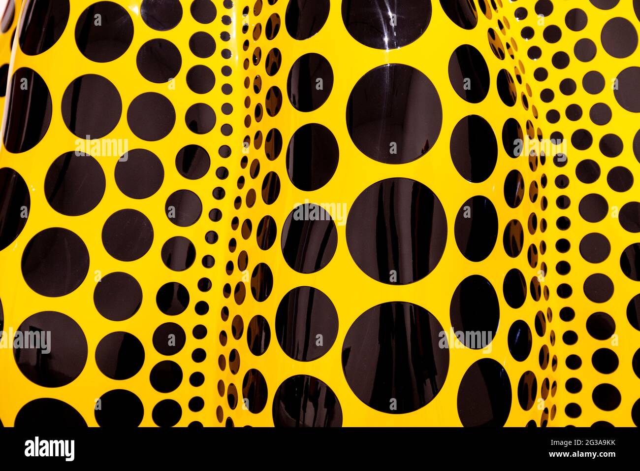 23 luglio 2016 - primo piano di zucca gialla con scultura a punti neri, mostra Yayoi Kusama alla galleria d'arte Victoria Miro a Londra, Regno Unito Foto Stock
