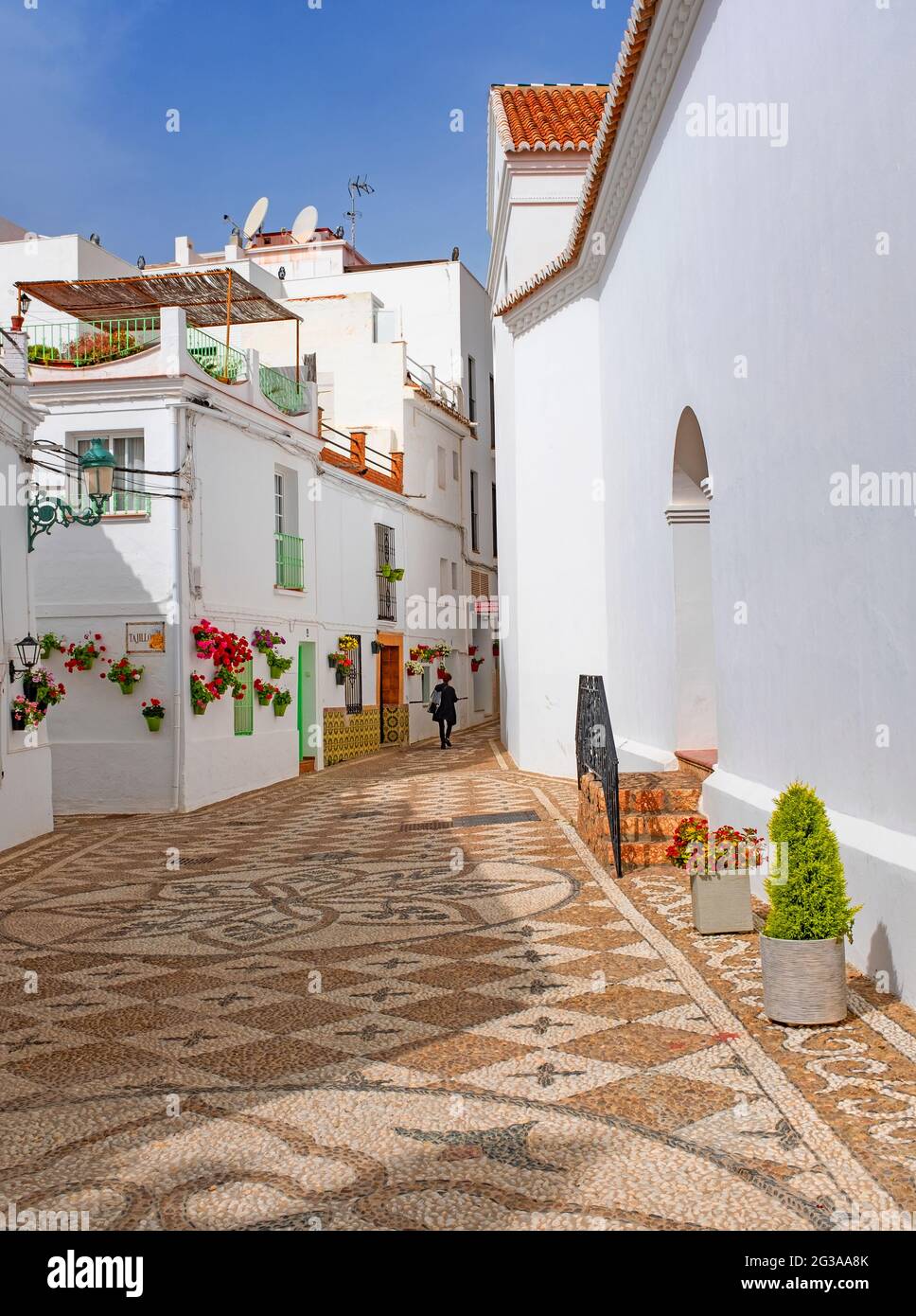 Un vicolo con mosaici in ciottoli dietro la chiesa di El Salvador a Nerja, provincia di Malaga, Andalusia, Spagna Foto Stock