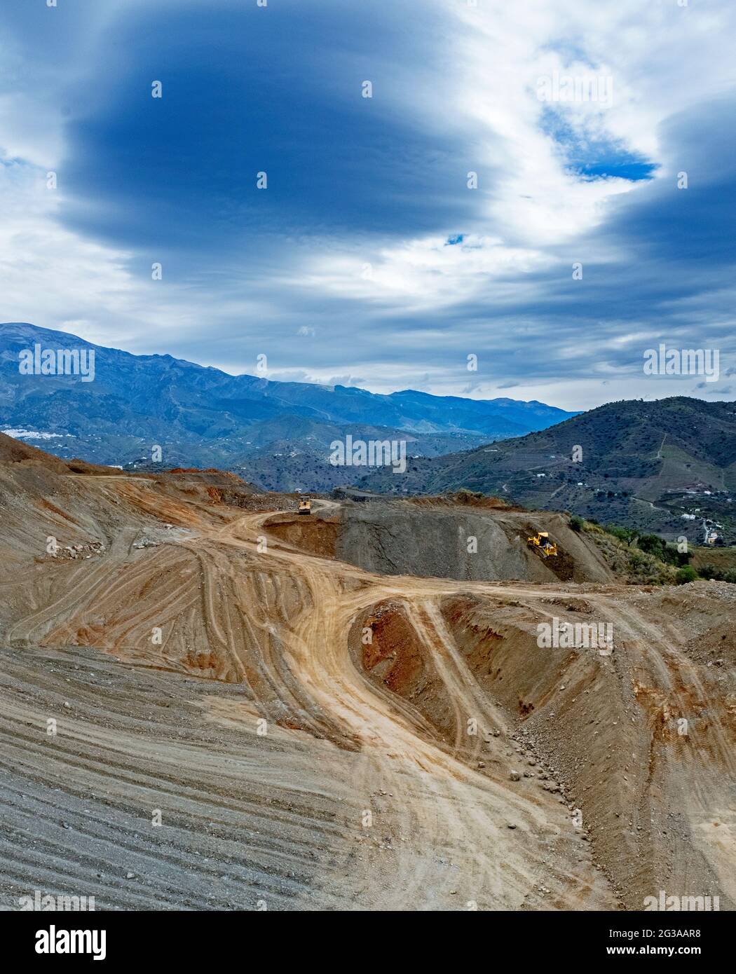 Diggers terreno di sradamento per orticoltura sopra Velez Malaga, Provincia di Malaga, Andalusia, Spagna Foto Stock